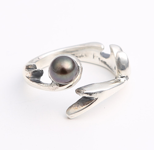 Branch knuckle ring with pearl